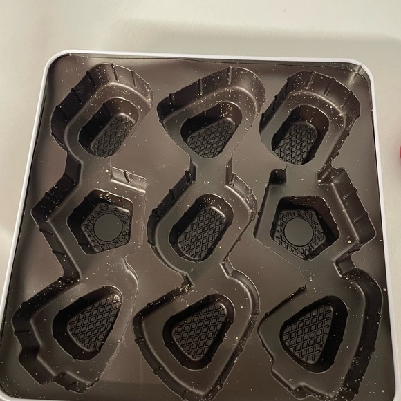 Charlie Brown Christmas Cookie Tin Box - Picture 7 of 8